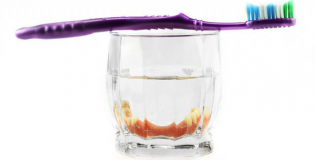 Щетка и протез